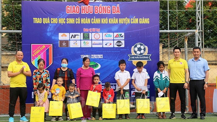 Giao lưu bóng đá tặng quà học sinh nghèo tại Cẩm Giàng